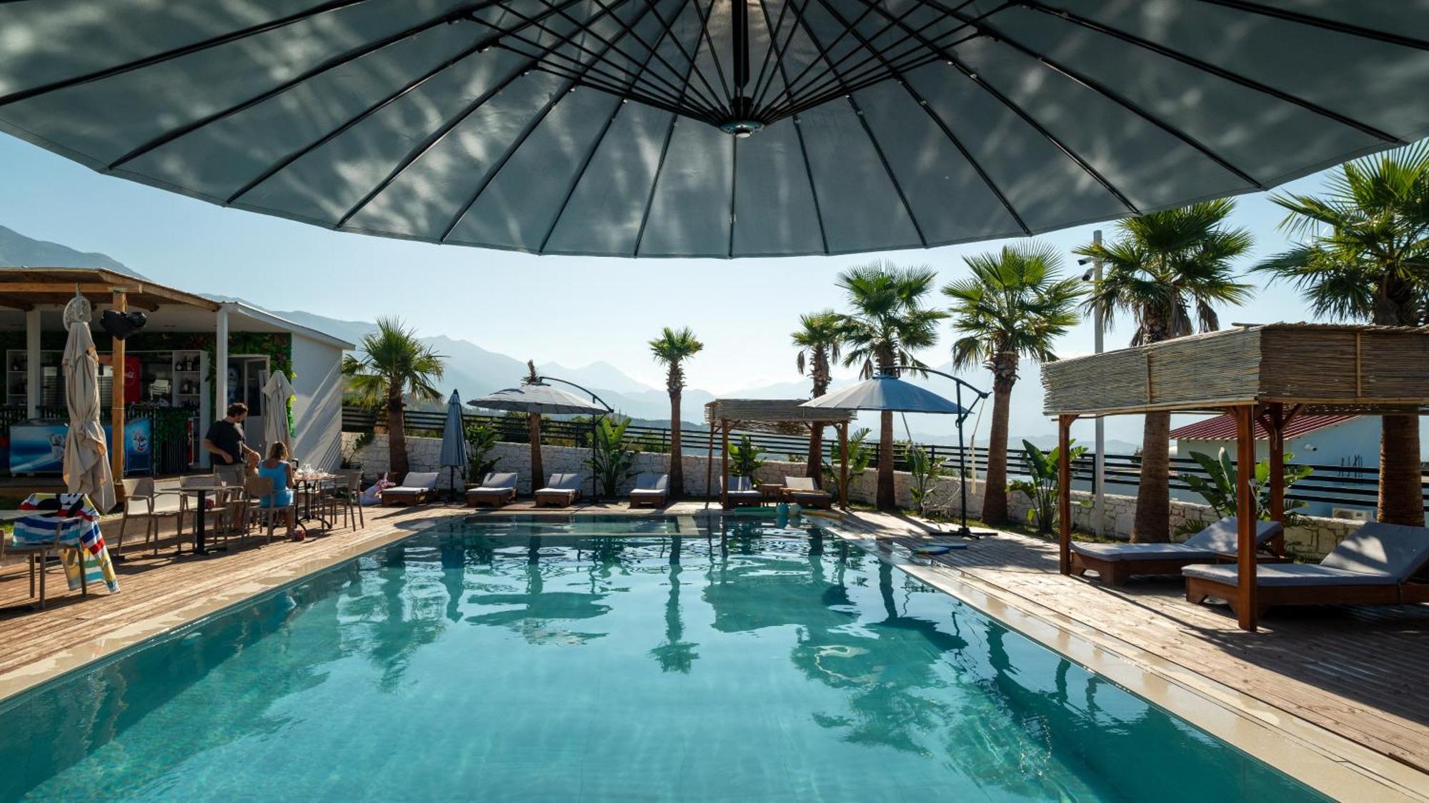 Sea Queen Luxury Hotel Radhimë Buitenkant foto